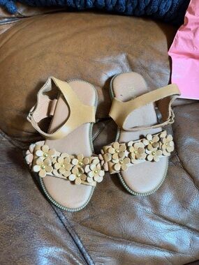 Toddler Girls Floral Strap Sandals in Tan